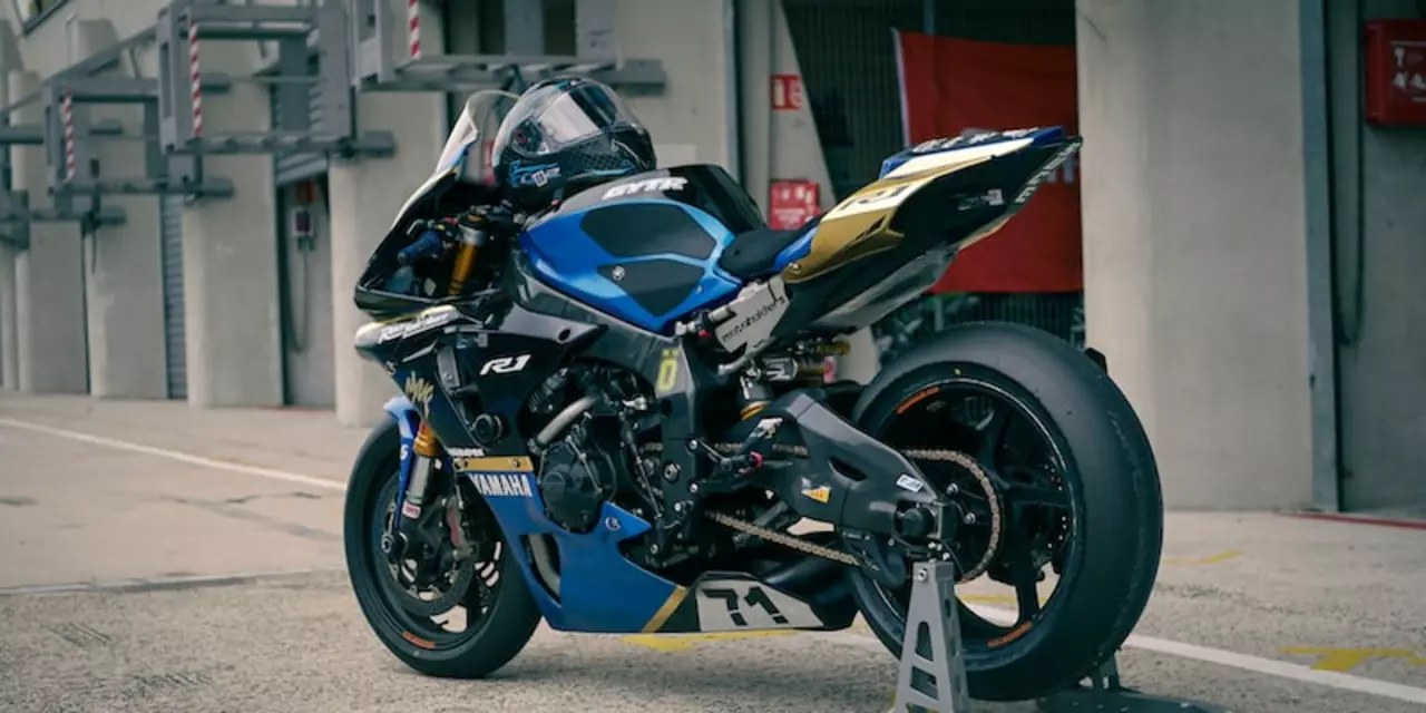 Come viene convertita una moto di produzione in una superbike per le gare?